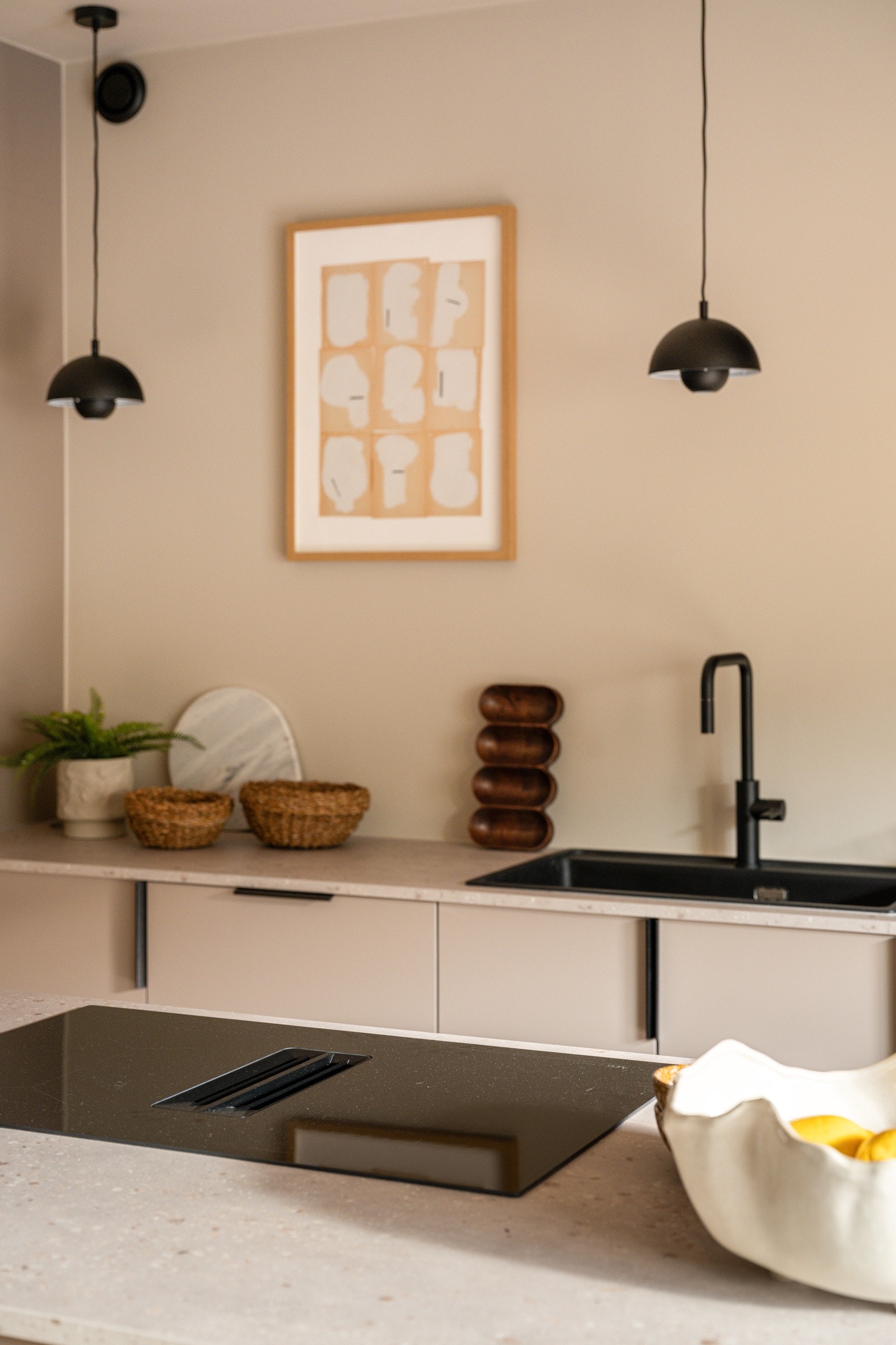 Over kjøkkenbenken er det montert flotte lamper. Galleribilde