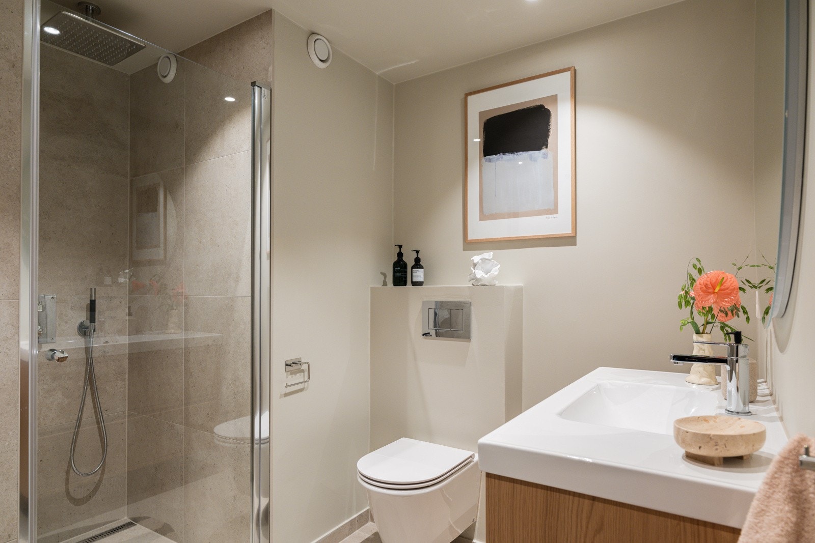 Leiligheten har et stilrent og lekkert baderom som ble pusset opp i 2026. Galleribilde