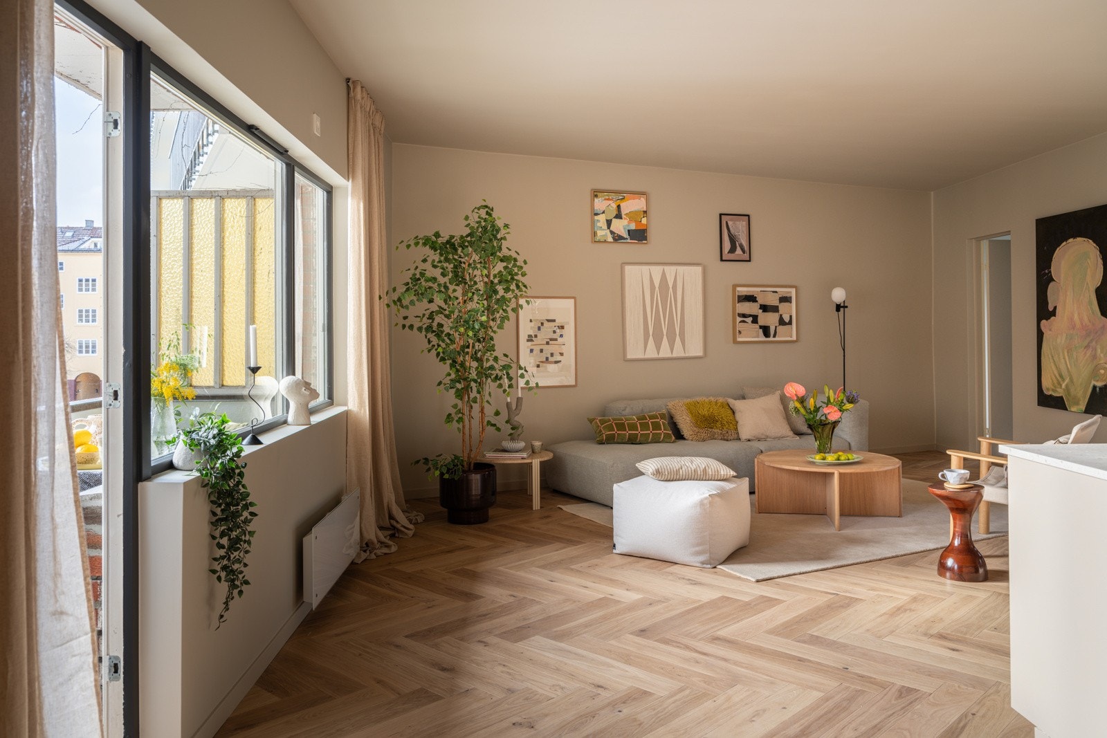 Høy standard fra 2026 med lekker fiskebensparkett på gulv, skjult elektrisk anlegg og glatte overflater malt i en fin varm farge. Galleribilde