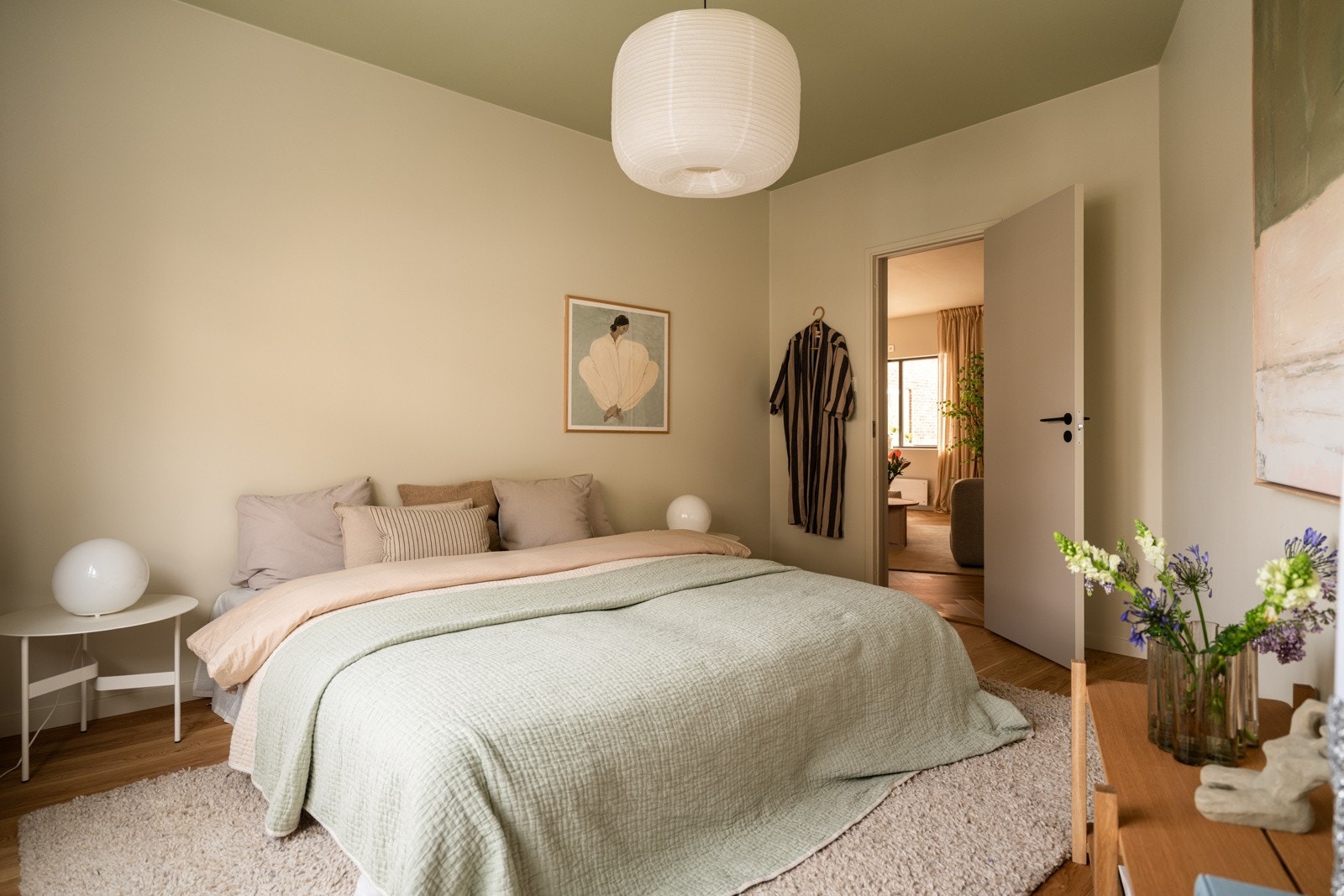 På soverommmet har du plass til dobbeltseng med tilhørende nattbord, samt kommoder eller andre garderobeløsninger. Galleribilde