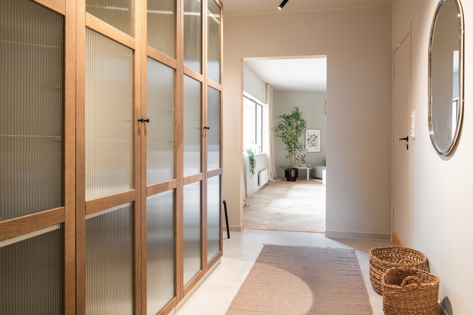 I entréen har du god oppbevaringsplass i flere garderobeskap med flotte dører. Galleribilde