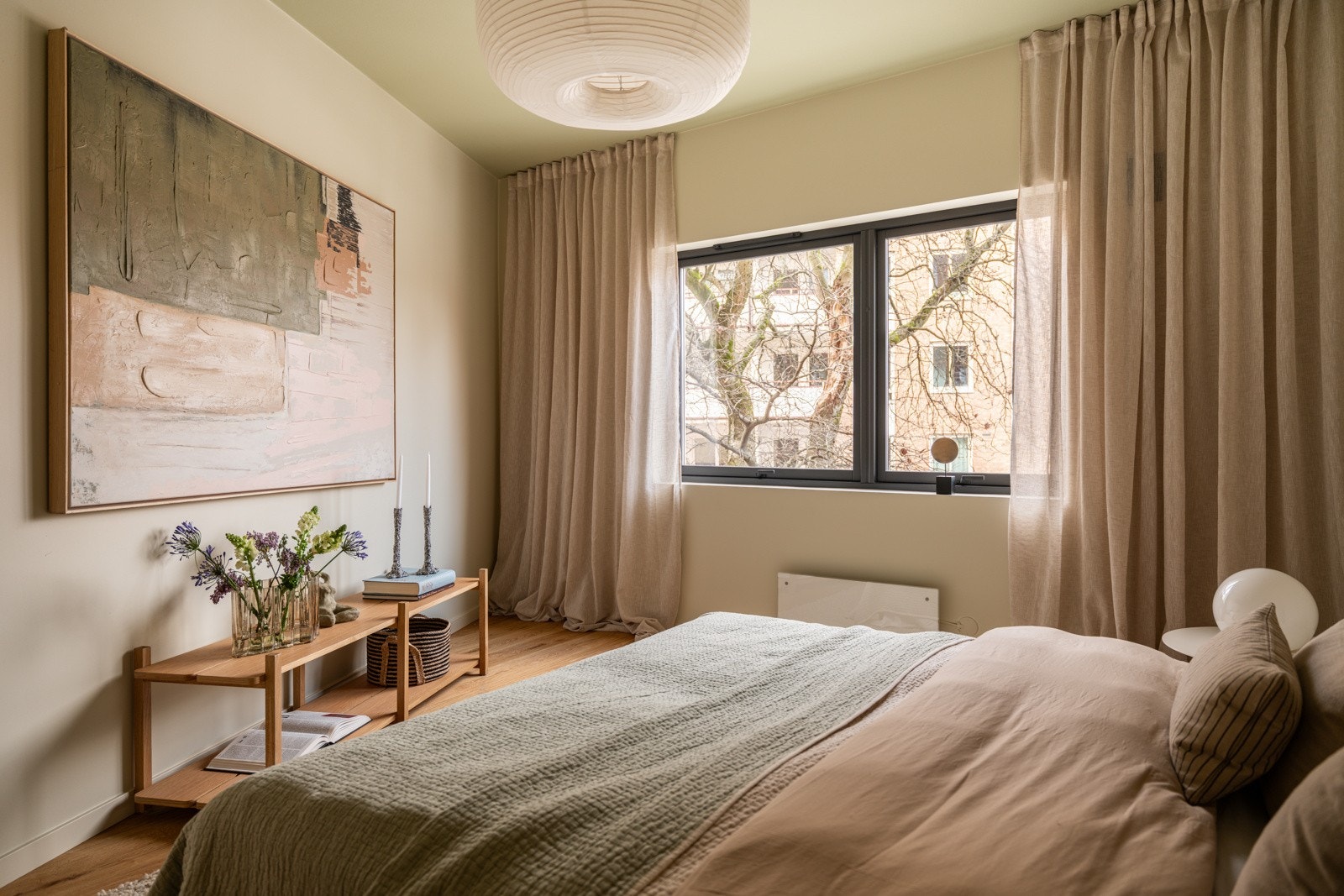 Soverommet har høy standard fra 2026 med pen enstavs parkett på gulv, skjult elektrisk anlegg og glatte overflater malt i en fin farge. Galleribilde