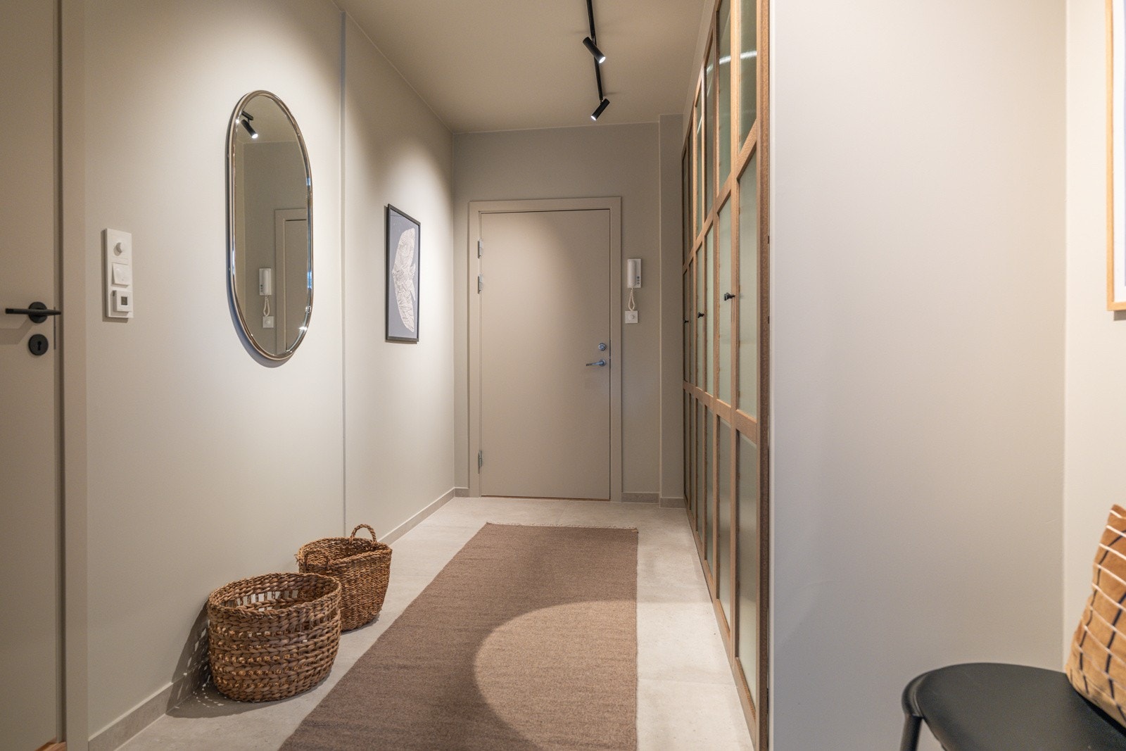 Du ønskes velkommen inn i en lys og romslig entré med flotte fliser på gulv. Galleribilde