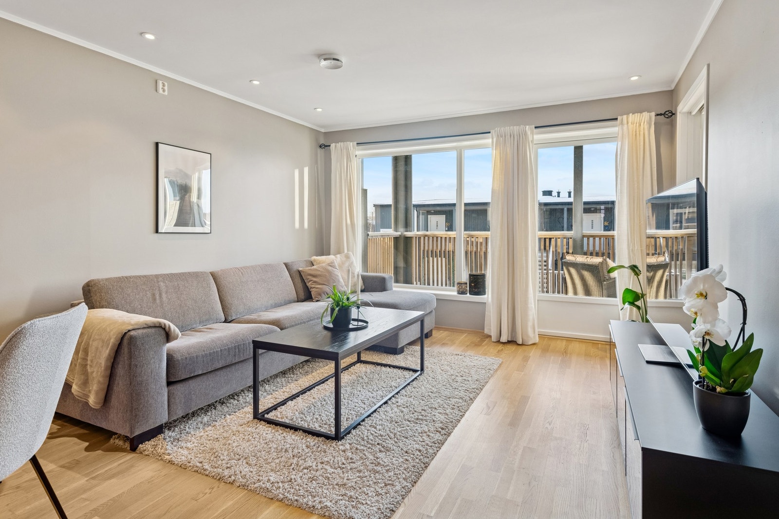 Stuen har store vindusflater som slipper inn godt med naturlig lysinnslipp! Galleribilde