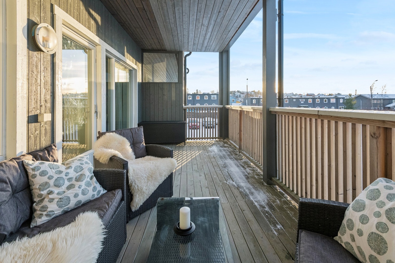 Terrassen har gode utsiktsoforhold og god plass til hagemøbler. Galleribilde