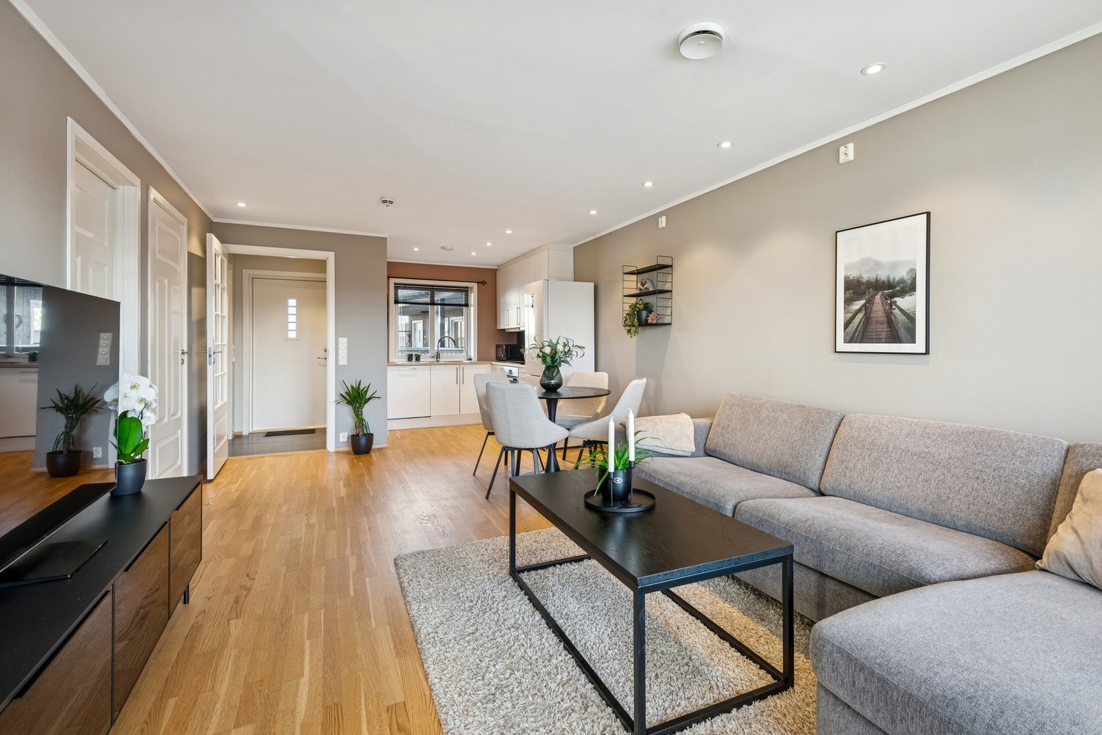 Stuen har gjennomlys. Utstrakt bruk av downlights i himling Galleribilde