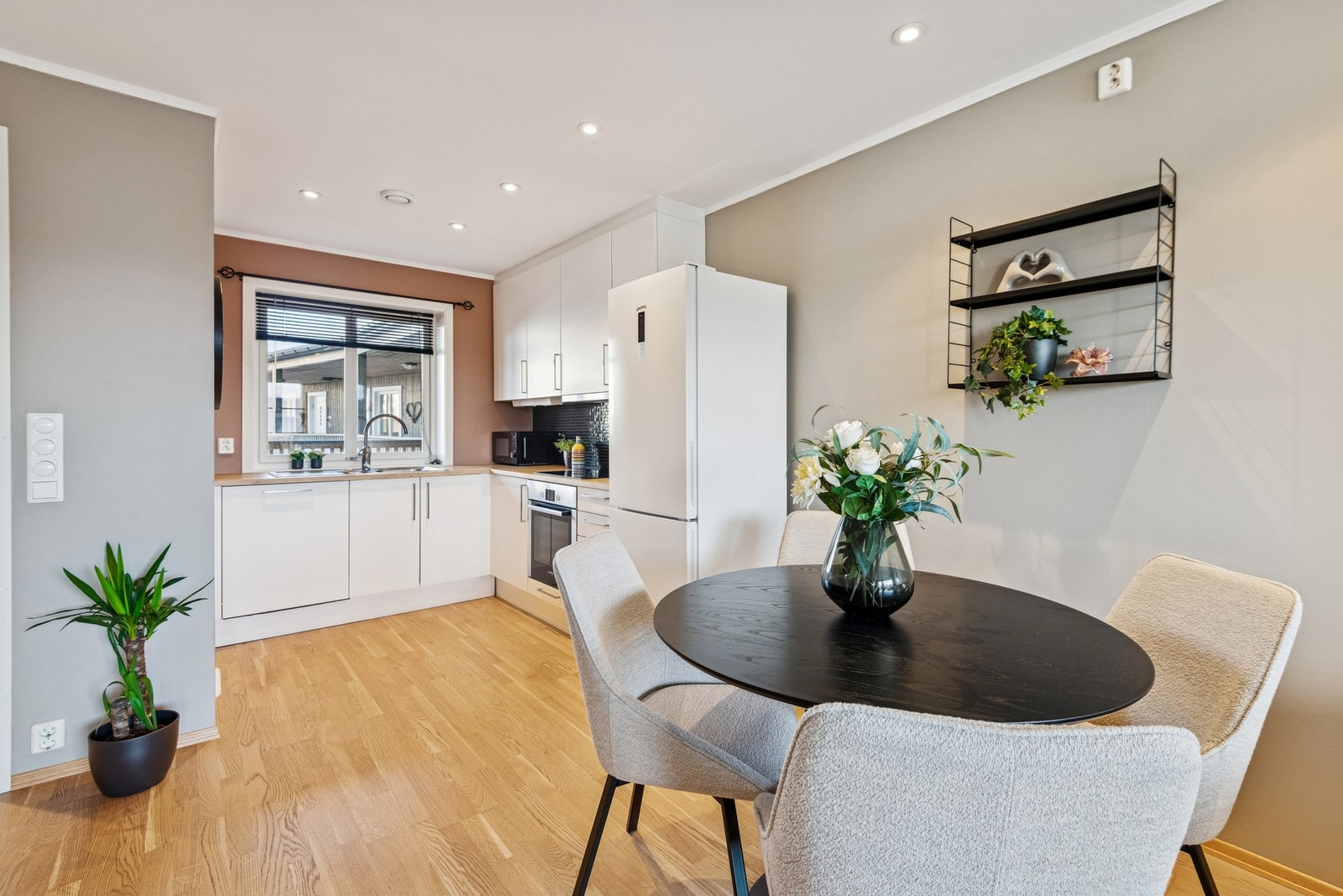 Stuen har en åpen løsning til kjøkken som skaper en luftig atmosfære. Galleribilde