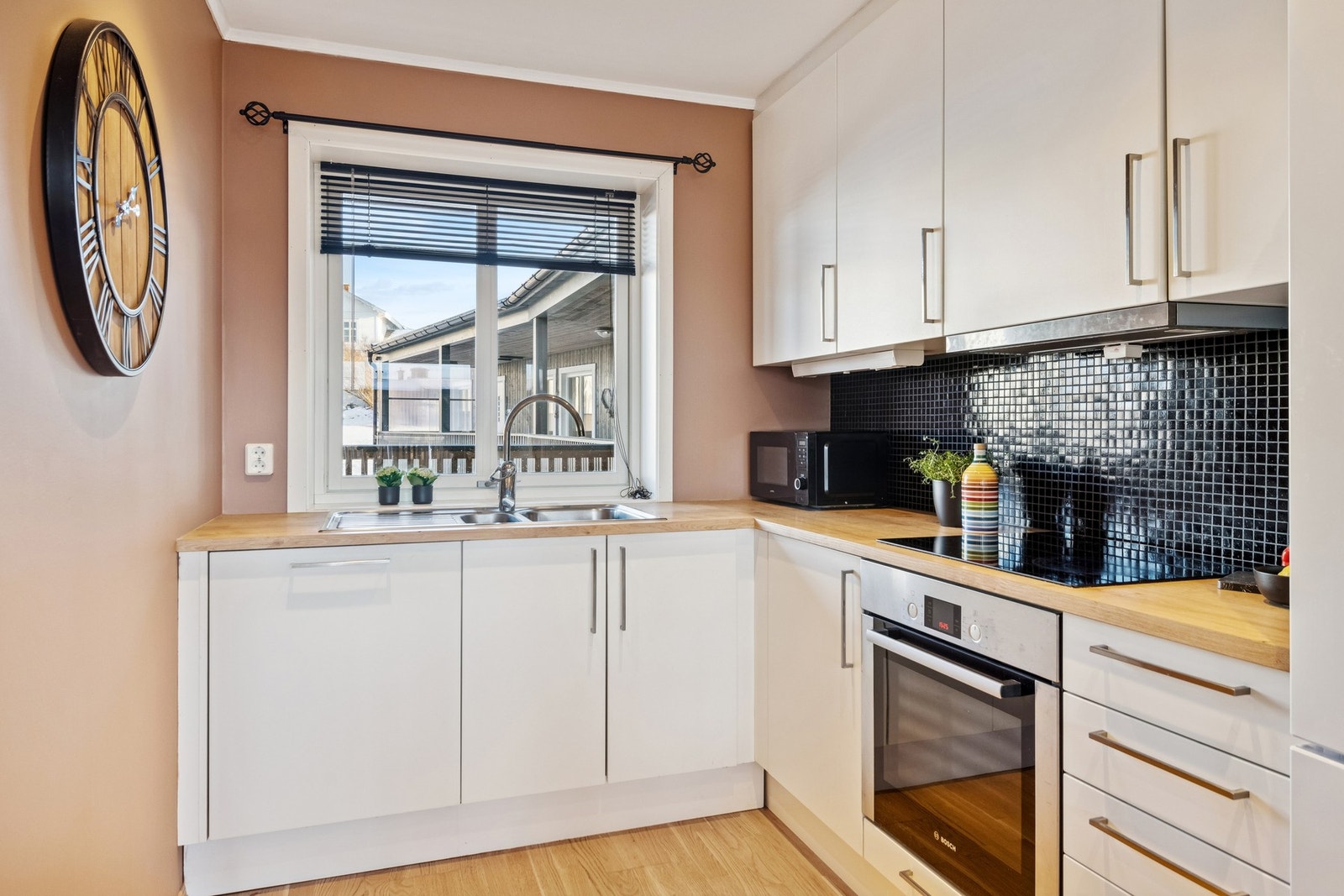 Hyggelig kjøkkenkrok med mye skap- og skuffer. Galleribilde