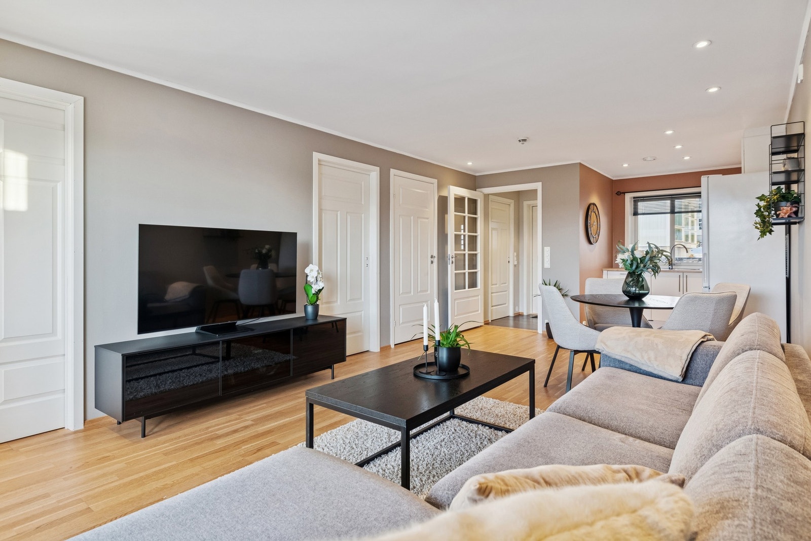 Stuen har duse og nøytrale fargevalg. Galleribilde