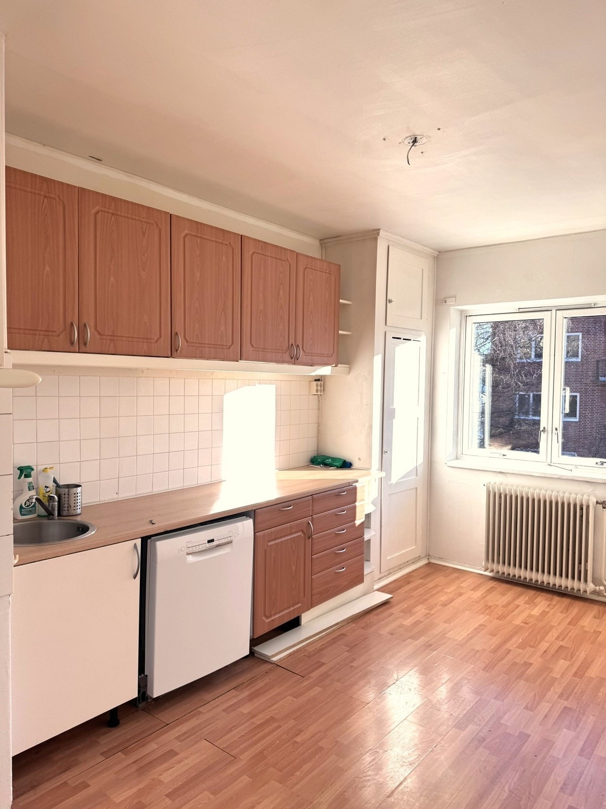 Romslig kjøkken med god skap- og benkeplass Galleribilde