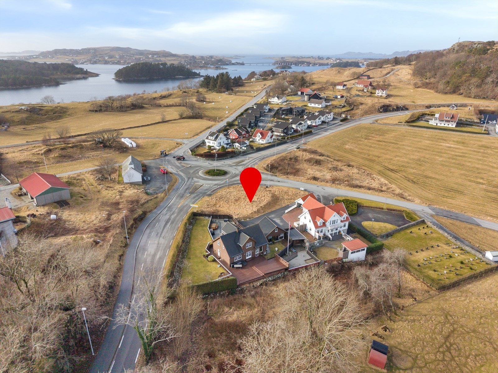 Beliggenheten er attraktiv i et etablert, landlig og barnevennlig nabolag. Galleribilde