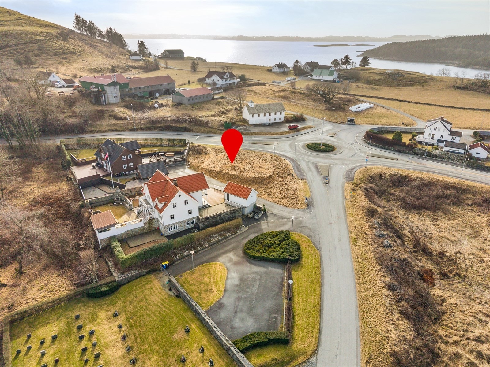 Tomten er regulert for boligformål og selges uten byggeklausul Galleribilde