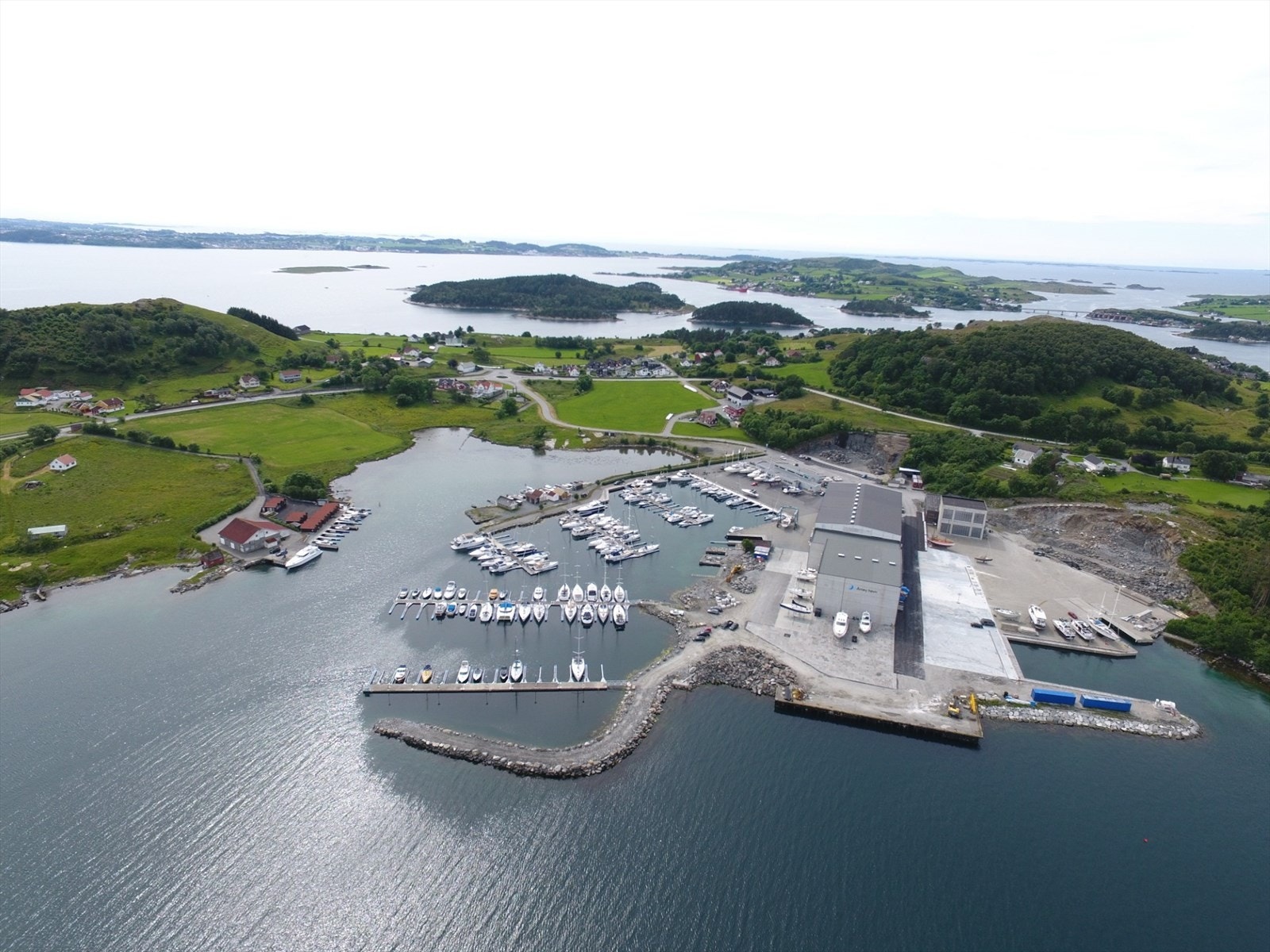 Eiendommen ligger i landlige omgivelser med fin utsikt og nærhet til sjøen. Galleribilde