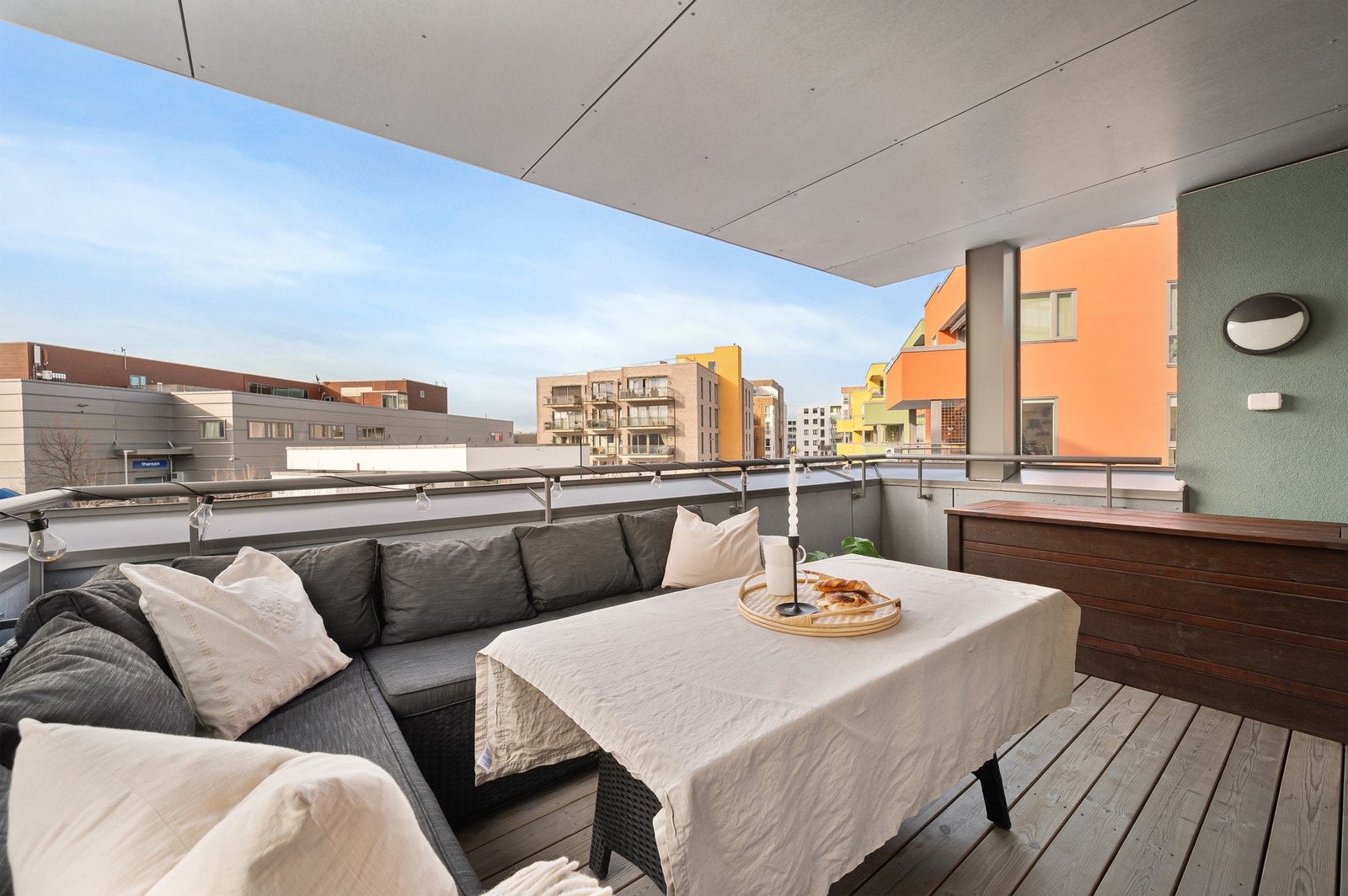 Balkongen vender mot sørvest - mot sameiets fellesområde. Galleribilde