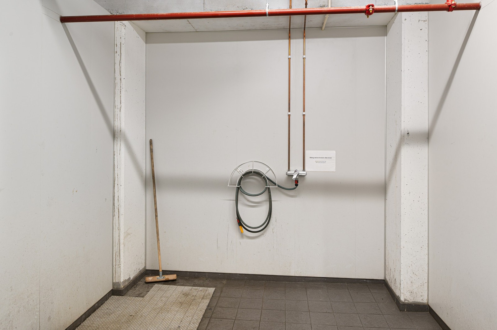 Garasjekjelleren har også et eget rom for spyling av sykkel.. Galleribilde