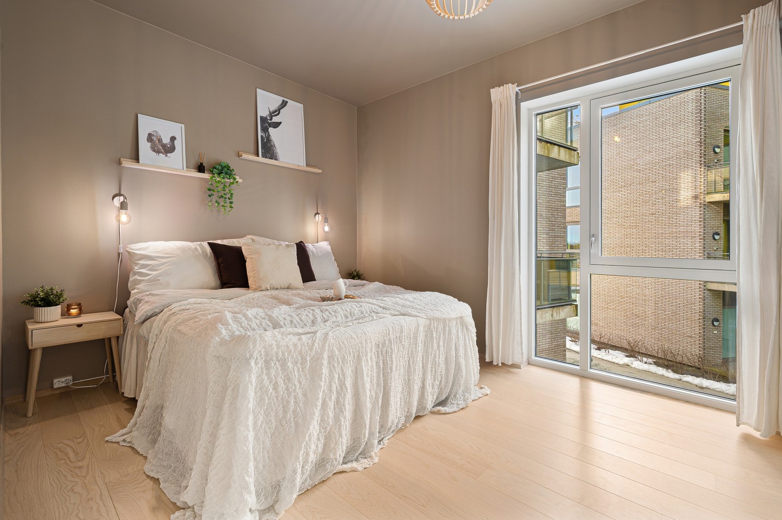 Svært romslig soverom på hele 13 kvm. Også her er takhøyden på ca. 2,90m Galleribilde