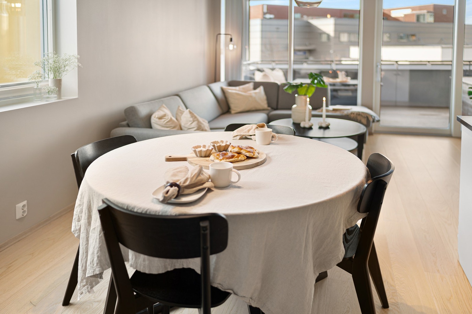 Her har du god plass til en spisegruppe. Hjørnebeliggenheten gjør at du har vinduer som gir lys fra flere himmelretninger. Galleribilde