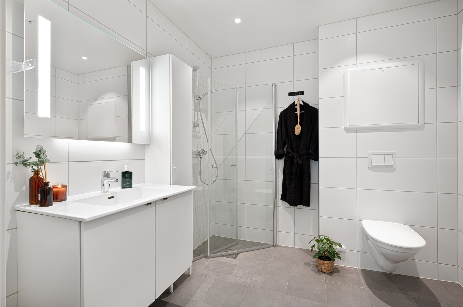 Leilighetens flislagte bad er på ca. 5,4 kvm. Galleribilde