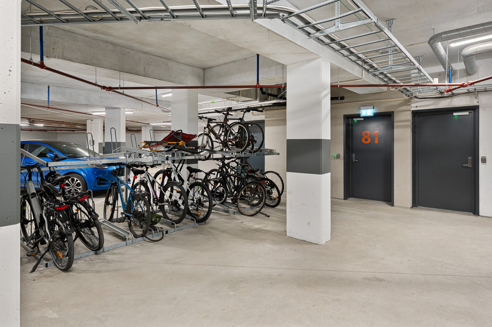 I garasjekjelleren er det også satt av plass til sykkelparkering.. Galleribilde