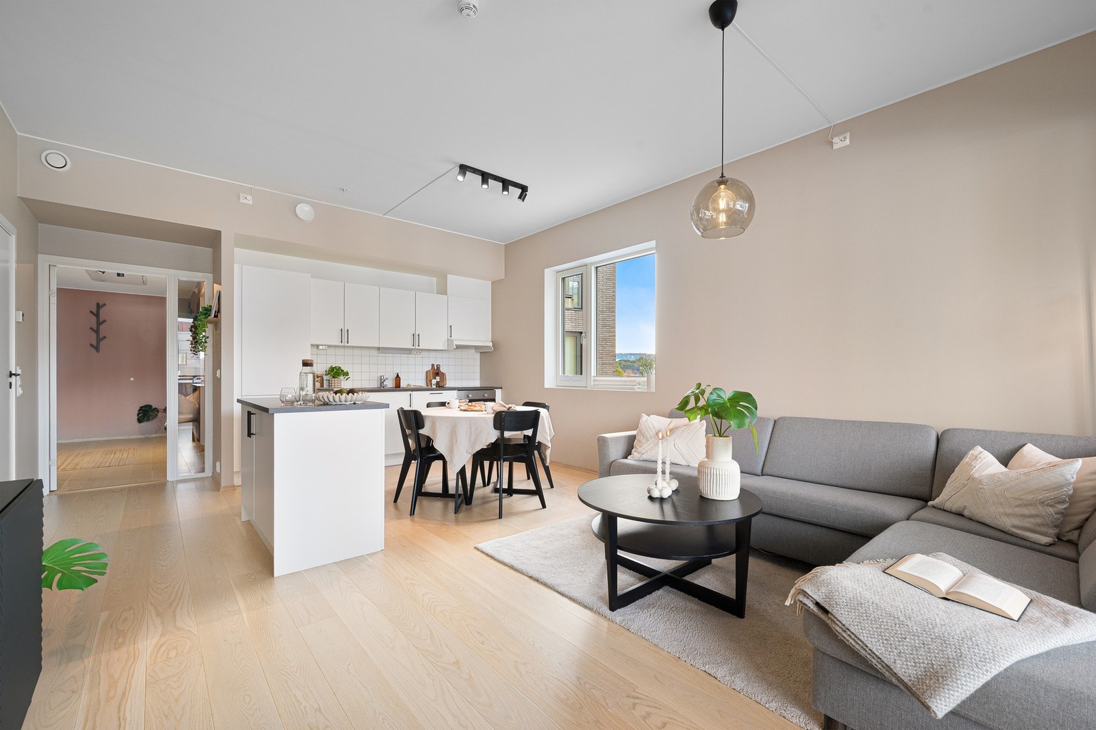 Boligen sto ferdig i 2021 og nyter med det en fin og moderne standard. Galleribilde