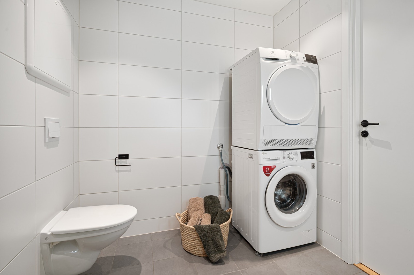 Badet har varme i gulv, vegghengt klosset og opplegg for vaskemaskin/tørketrommel. Galleribilde