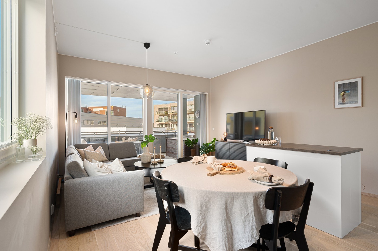 Lys og fin stue/kjøkkenløsning på ca. 28 kvm med en takhøyde på ca. 2,90m. Galleribilde