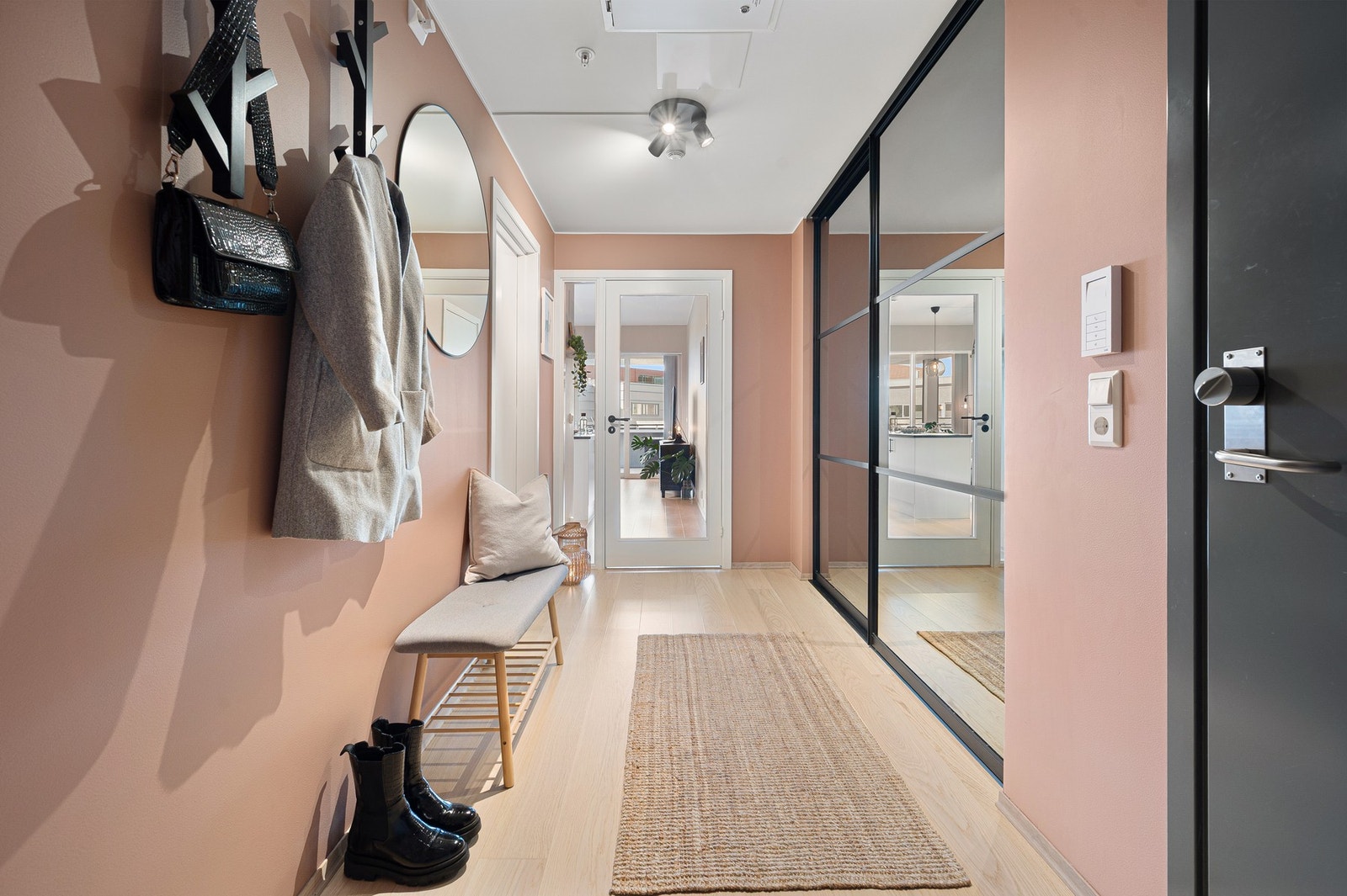 Det er montert elektrisk lås til ytterdøren. Galleribilde