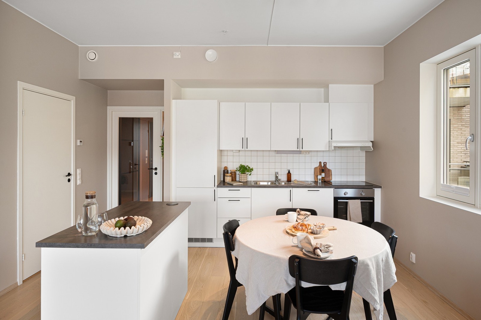 Pent og praktisk kjøkken. Det er montert en kjøkkenøy for ekstra oppbevaring og benkeplass. Galleribilde