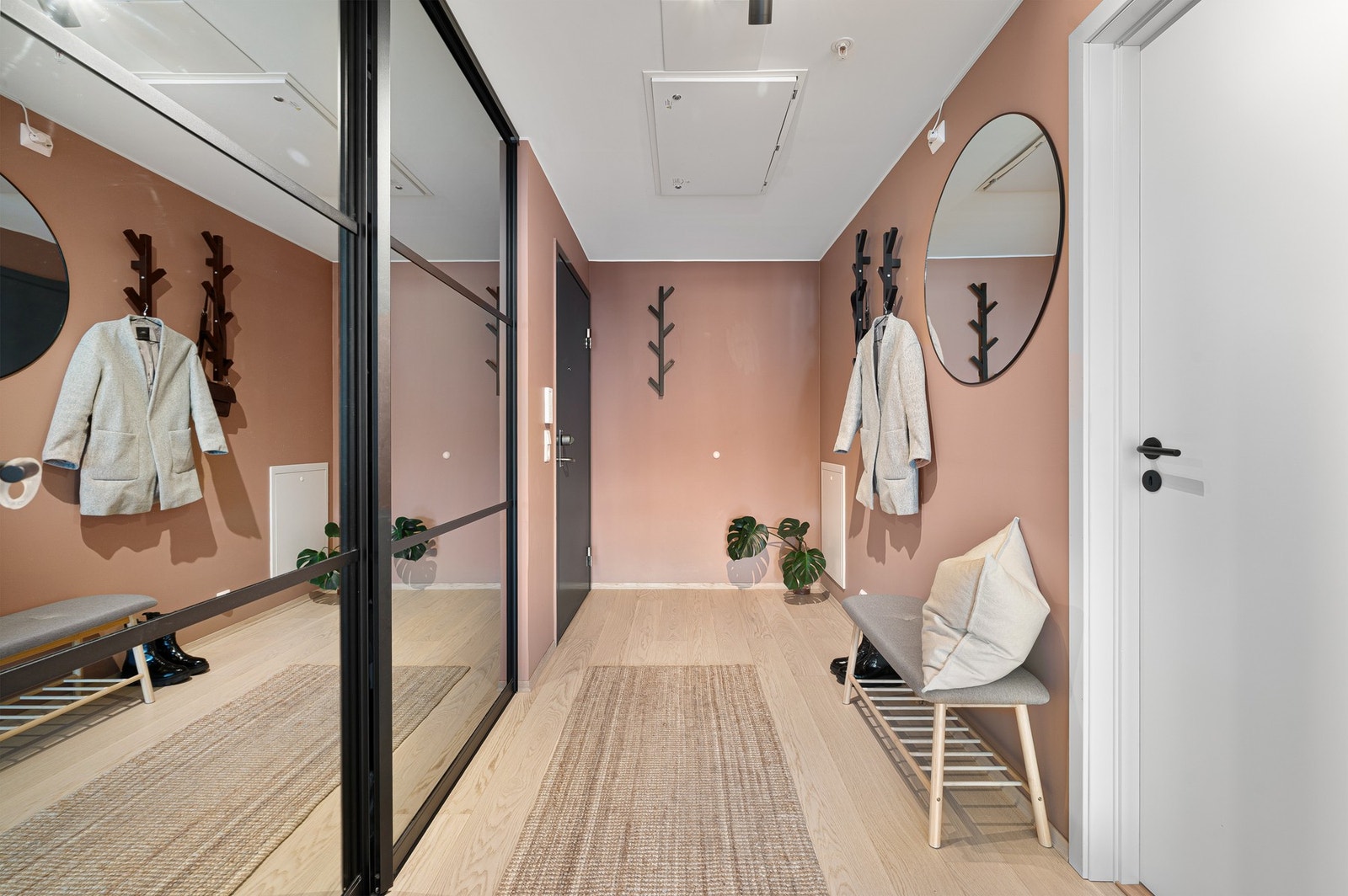 Romslig entre på ca. 8,7 kvm utstyrt med skyvedørsgarderobe. Galleribilde