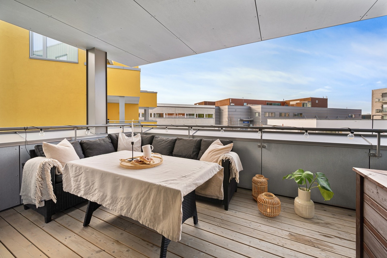 Balkongen er på romslige 10,6 kvm og har ypperlige solforhold. Galleribilde