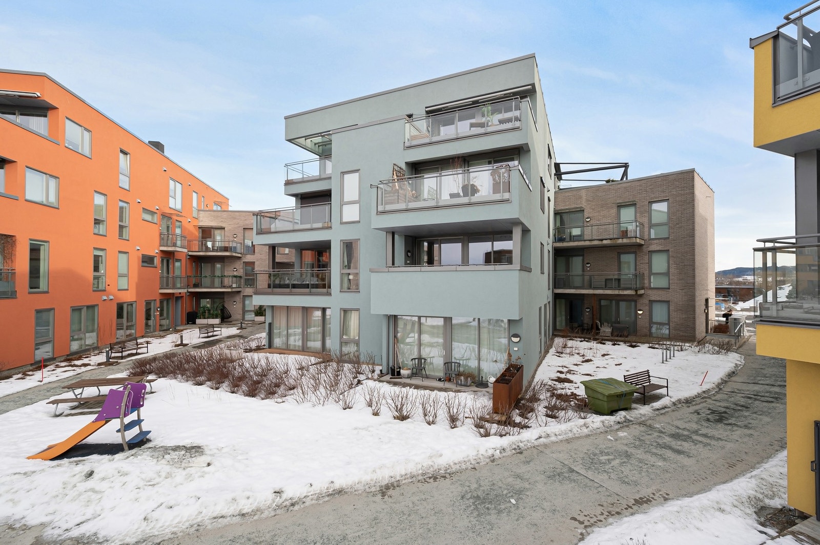 Fasade. Boligen ligger fint til i byggets andre etasje. Galleribilde