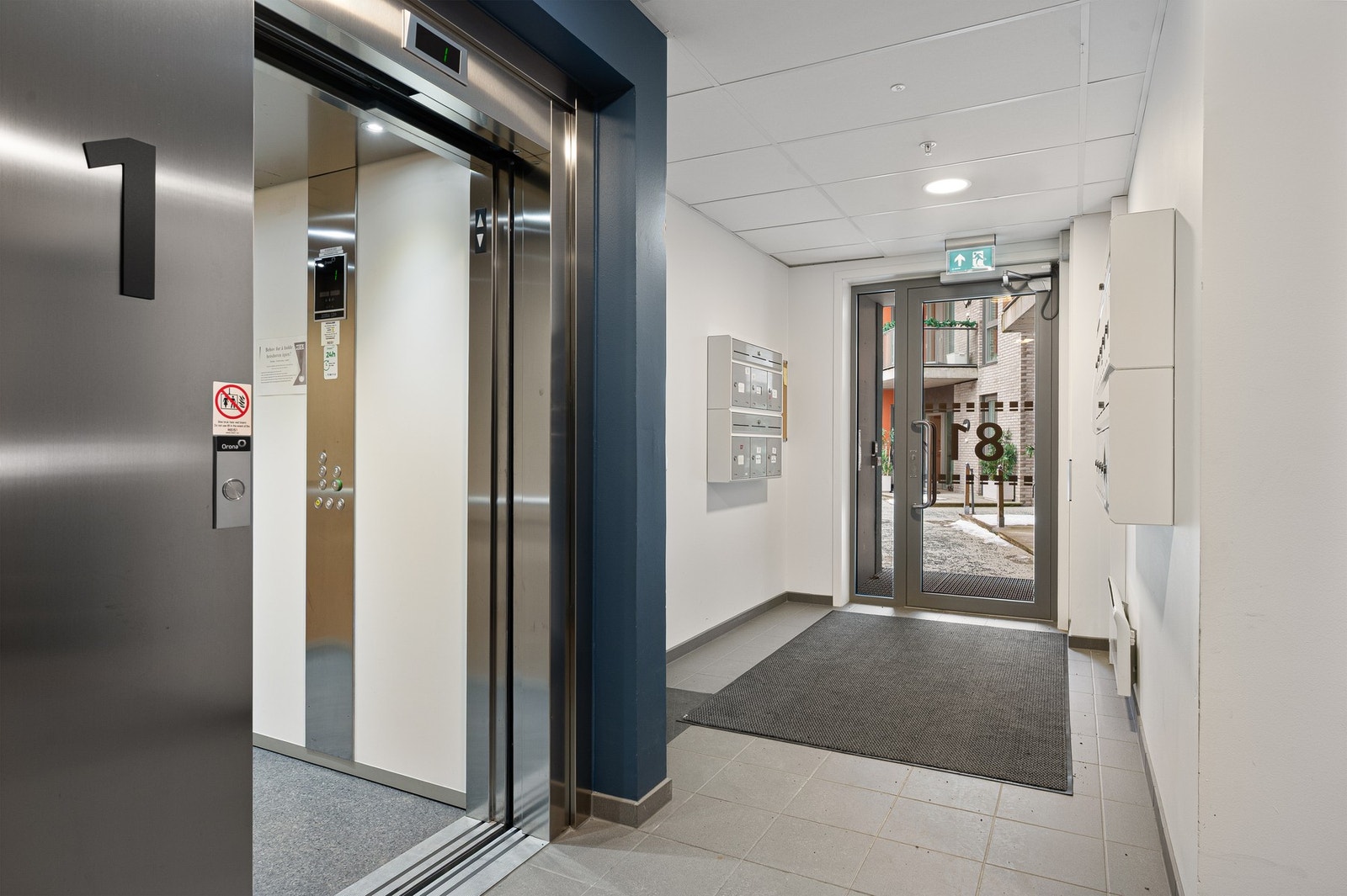 Blokken har heis med adkomst til garasjekjeller/bodområde. Galleribilde