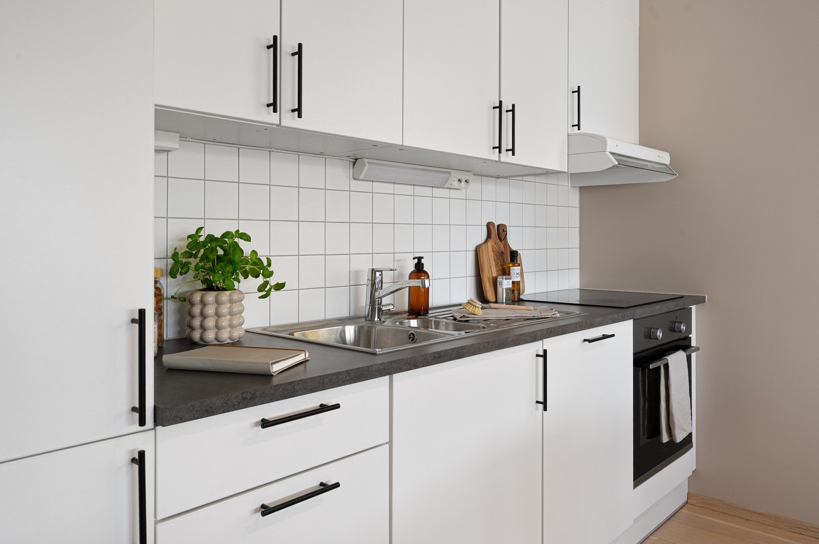 Alt av hvitevarer på kjøkkenet medfølger handelen. Galleribilde