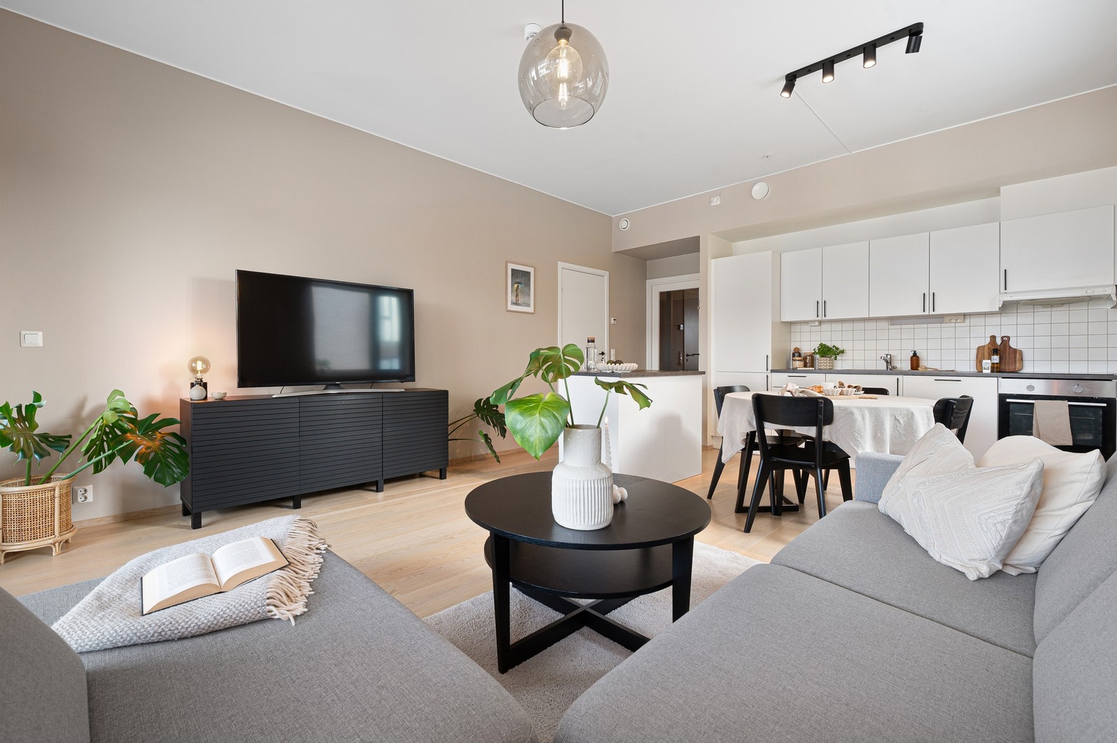 Her har du moderne fasiliteter som vannbåren gulvvarme og balansert ventilasjon. Galleribilde