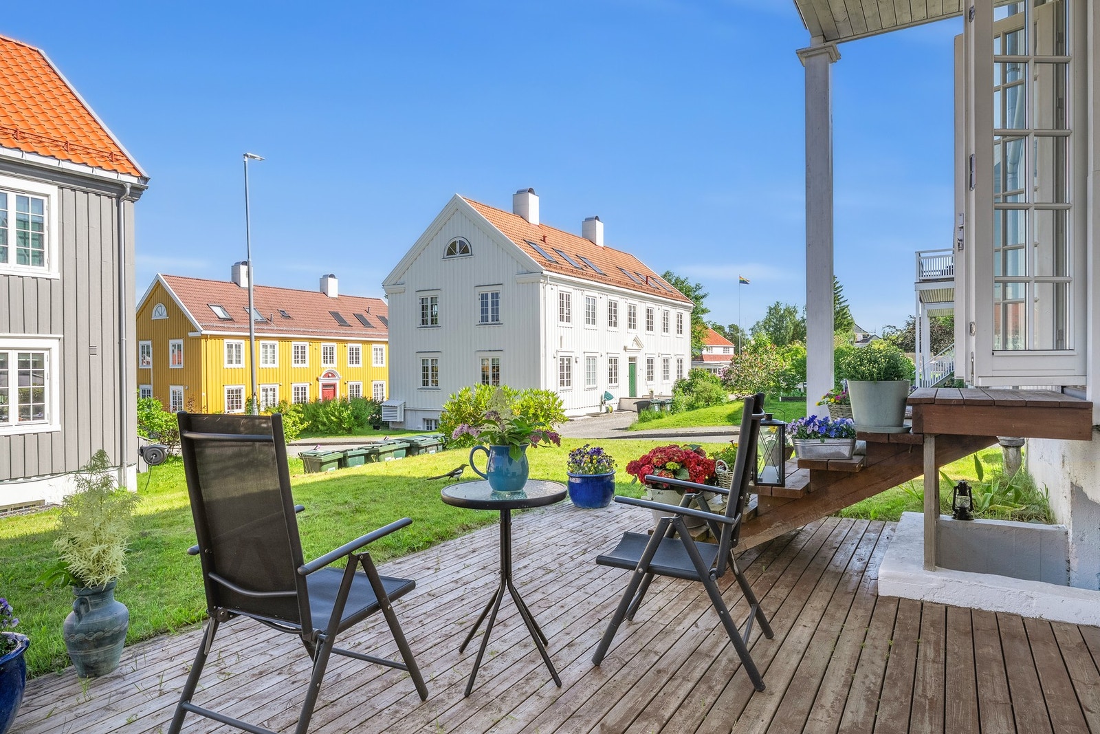 Terrassen er på 16 kvm. God plass til utemøblement og grill osv. Galleribilde