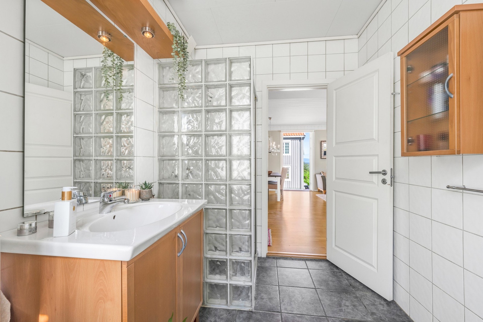 Badet har gulvvarme og er på ca. 5,6 kvm. Galleribilde