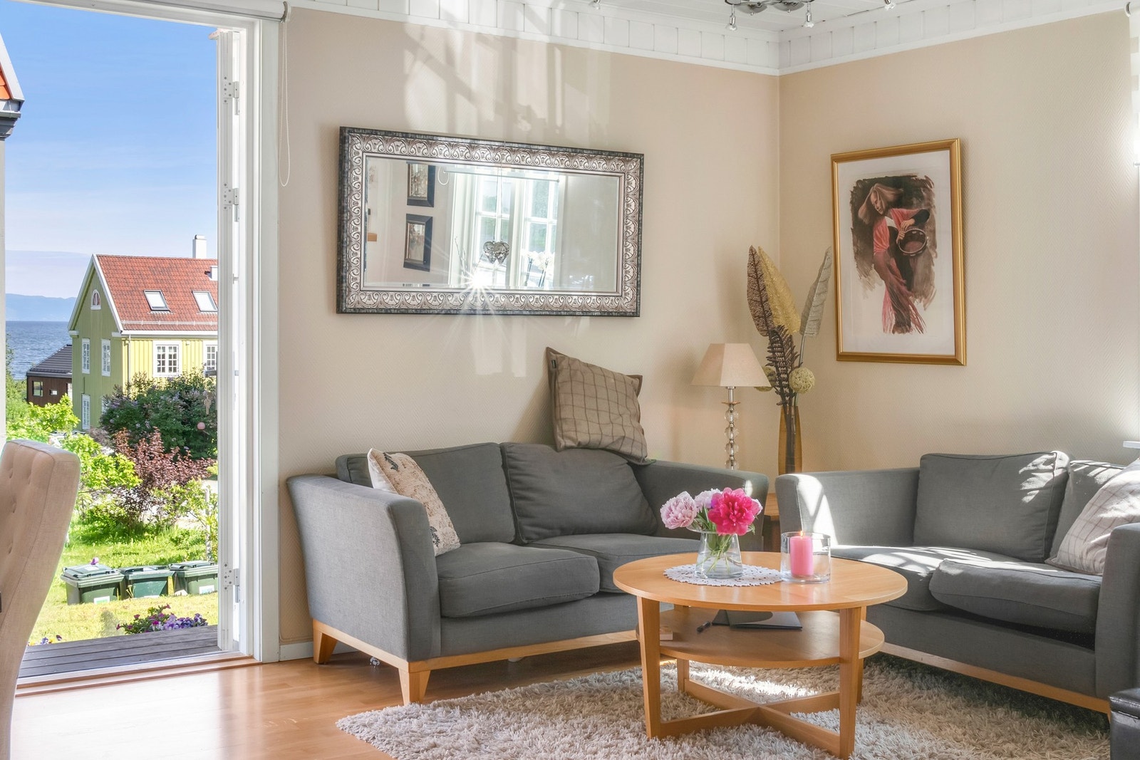 Fra stuen har du utgang til terrassen. Galleribilde