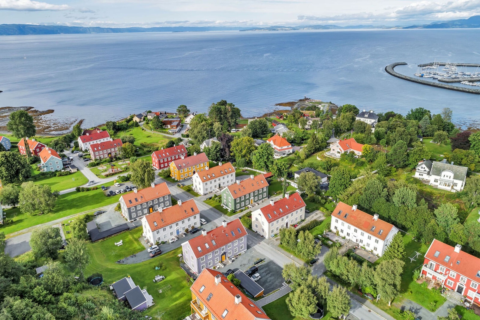 Sjøvegen Huseierlag er omkranset av grønne friområder. Galleribilde