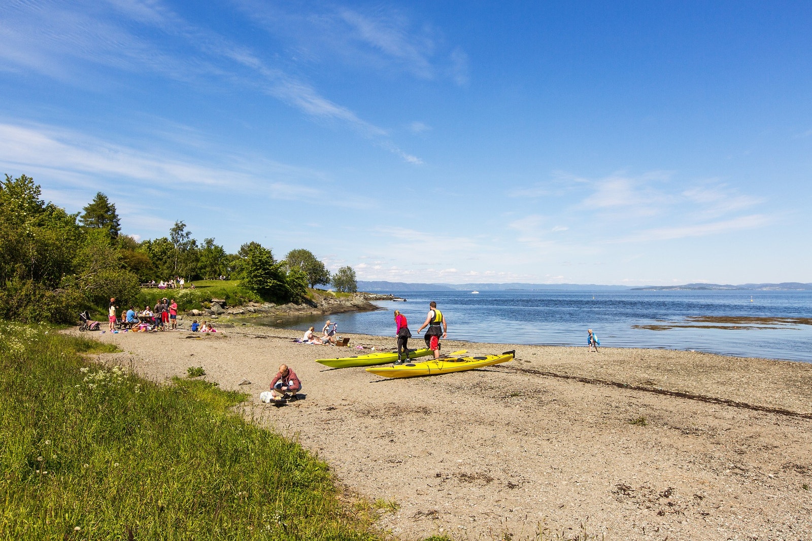 Rotvollfjæra ligger bare et par minutters gange fra boligen. Like ved finner man også badeplassen Skjæret, familievennlig med påkjørt sand, griller og badebrygge. Galleribilde
