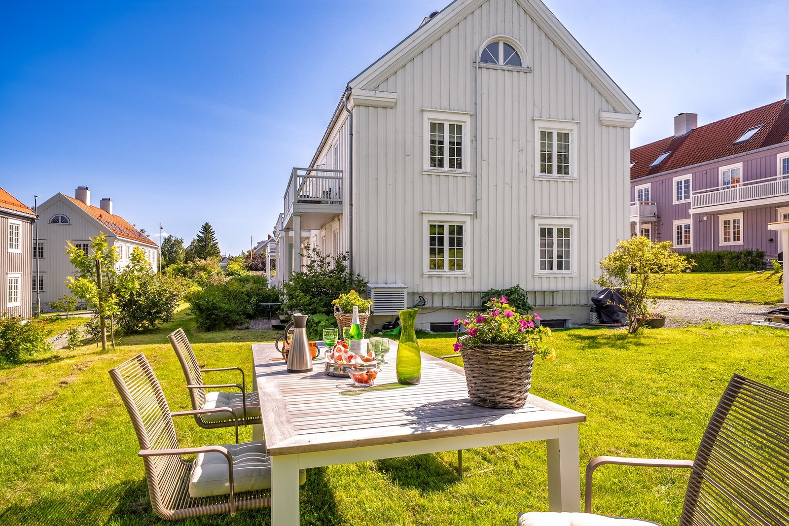 EiendomsMegler 1 v/Frank Robert Bae har gleden av å presentere en flott bolig beliggende i idylliske Sjøvegen på Nedre Charlottenlund! Galleribilde