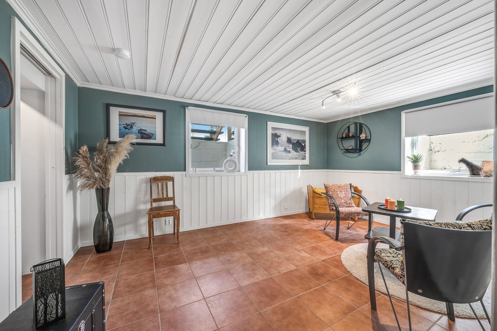 Kjellerstuen er på ca. 16 kvm og har god plass til sofa og TV osv. Varmekabler i gulv. Galleribilde