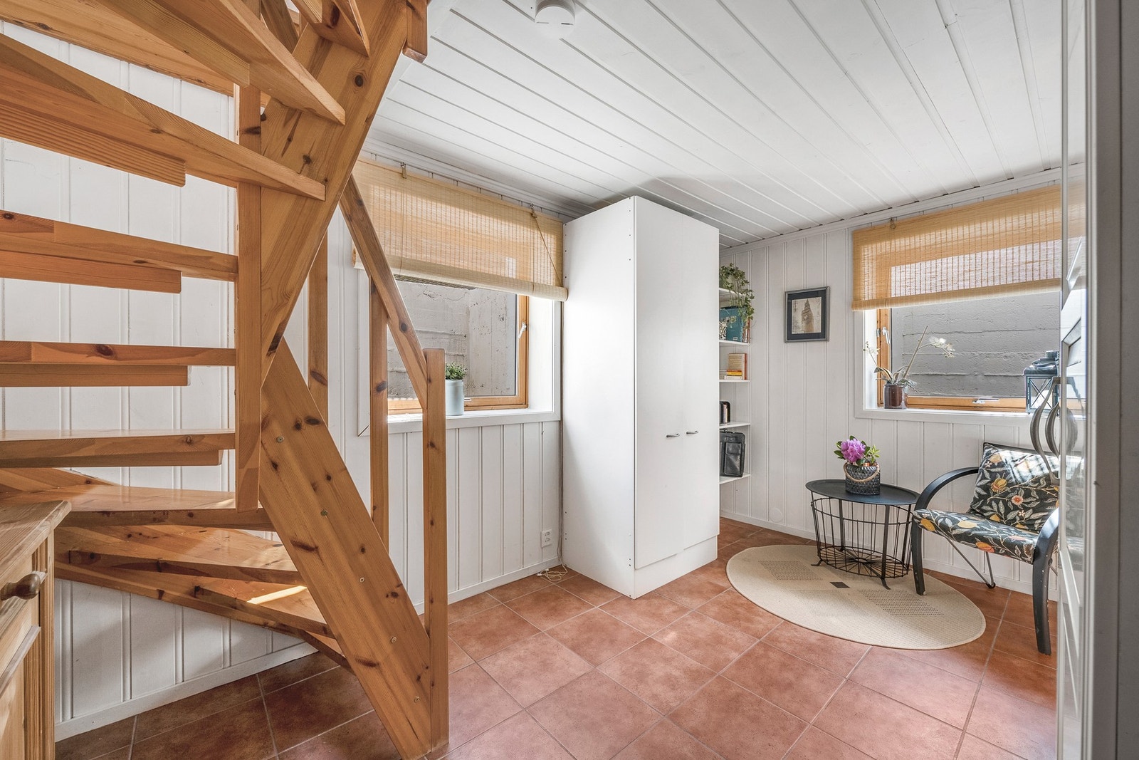 Kjelleretasjen har en romslig gang som kan benyttes som hobbyrom, oppbevaring og lignende. Galleribilde