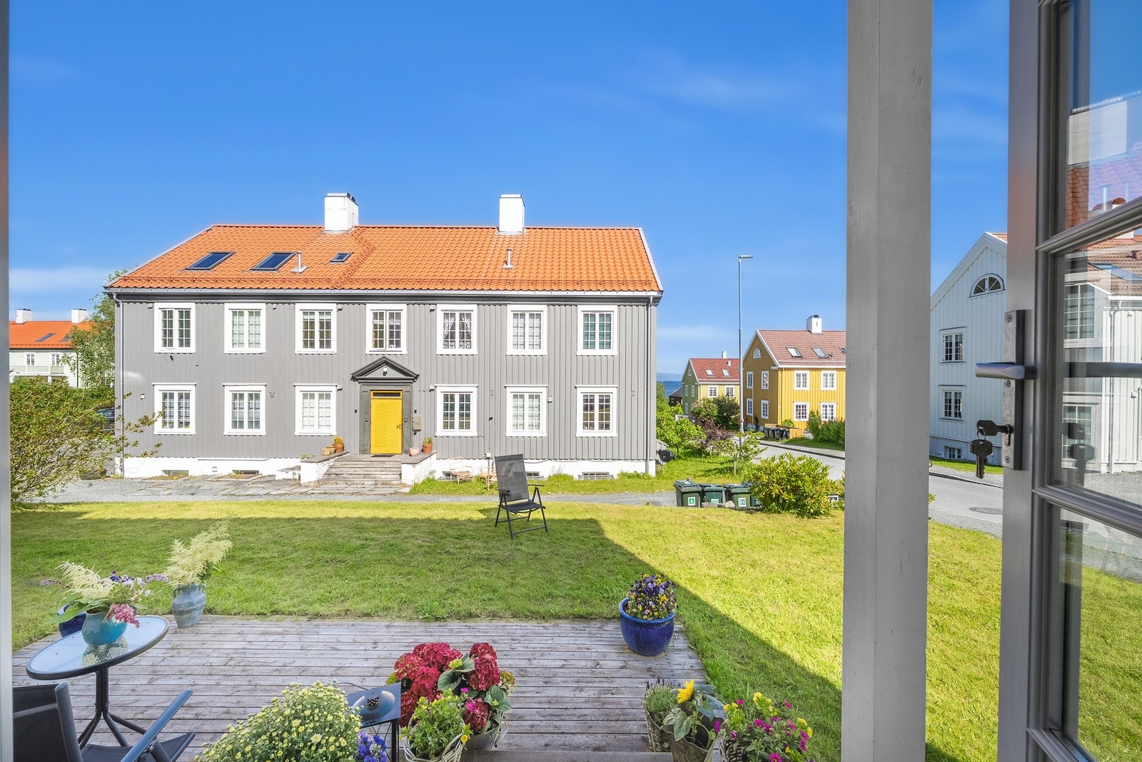 Terrassen er omkranset av store grøntarealer, og på sommerstid nyter du solen fra morgen til kveld på eiendommen. Galleribilde