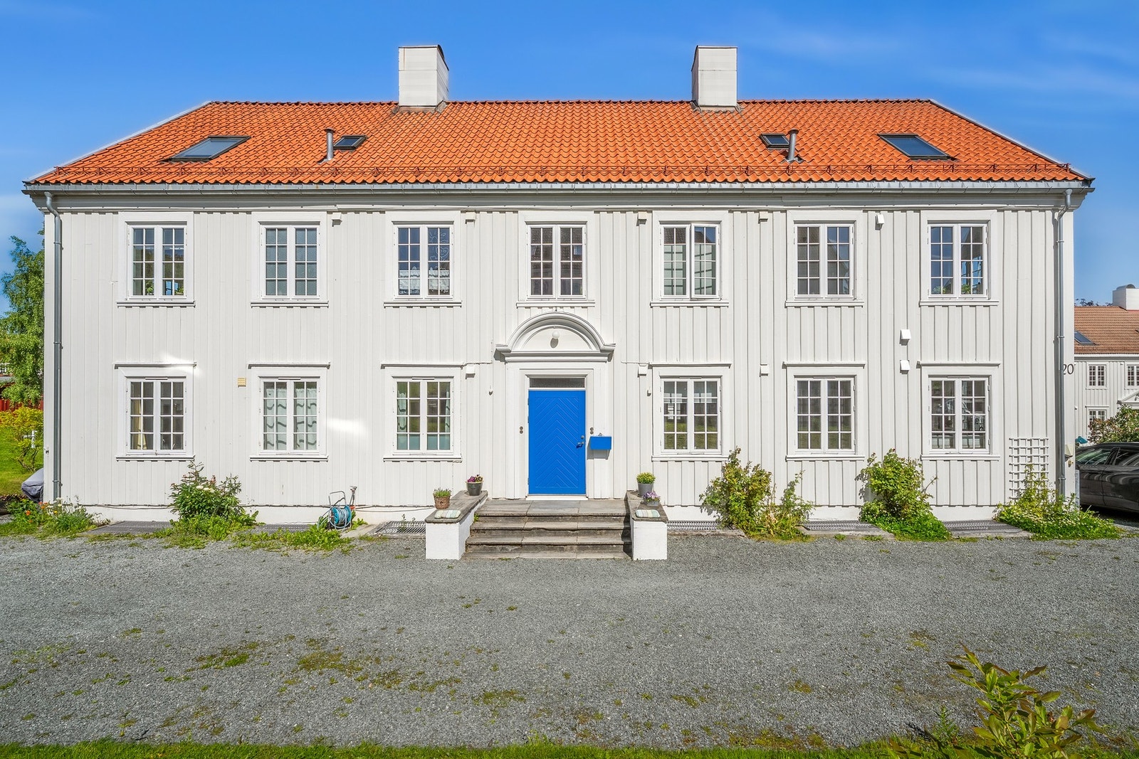 Fasade. Selger opplyser at leiligheten disponerer to p-plasser like utenfor. Rikelig med gjesteparkering i området. Galleribilde