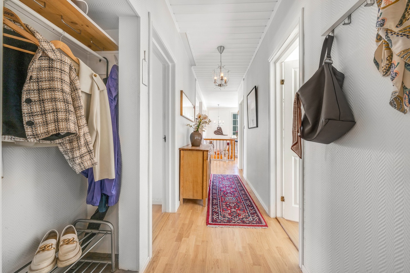 Entréen gir et ryddig førsteinntrykk med plass til både sko og yttertøy. Galleribilde