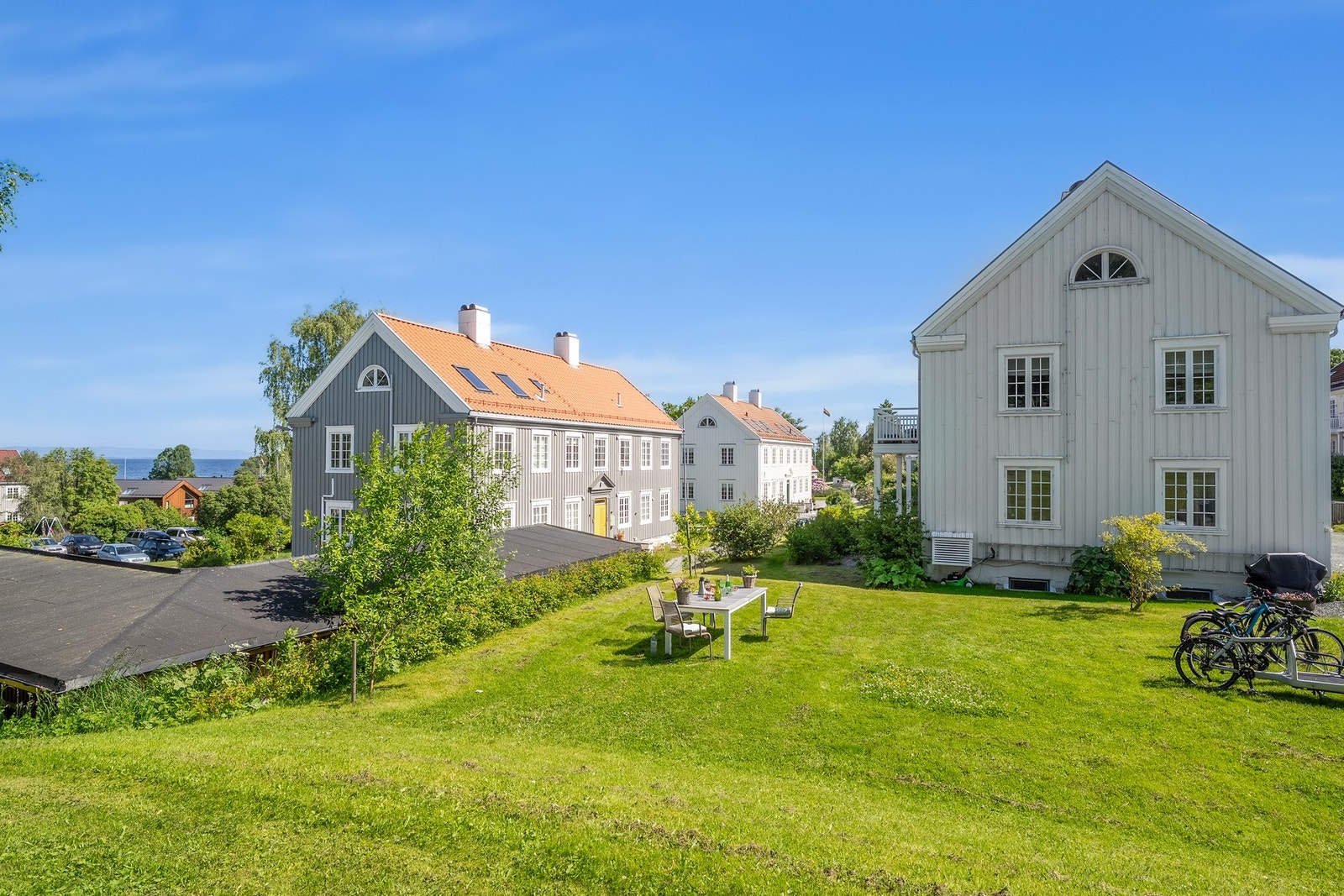 Store felles grøntarealer rundt huset. Her kan man nyte finværet i lystig lag! Galleribilde