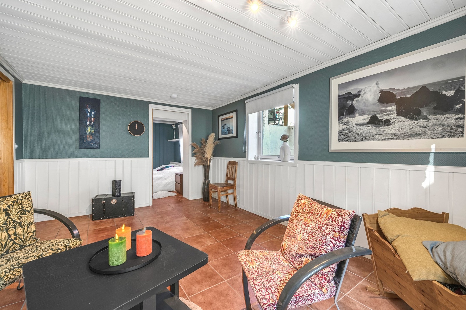 Hele huset har nylig fått oppgradert brannsikkerheten, og det er gitt ferdigattest for bruksendring av kjeller. Det er mulig å etablere et fjerde soverom i del av kjellerstuen. Galleribilde