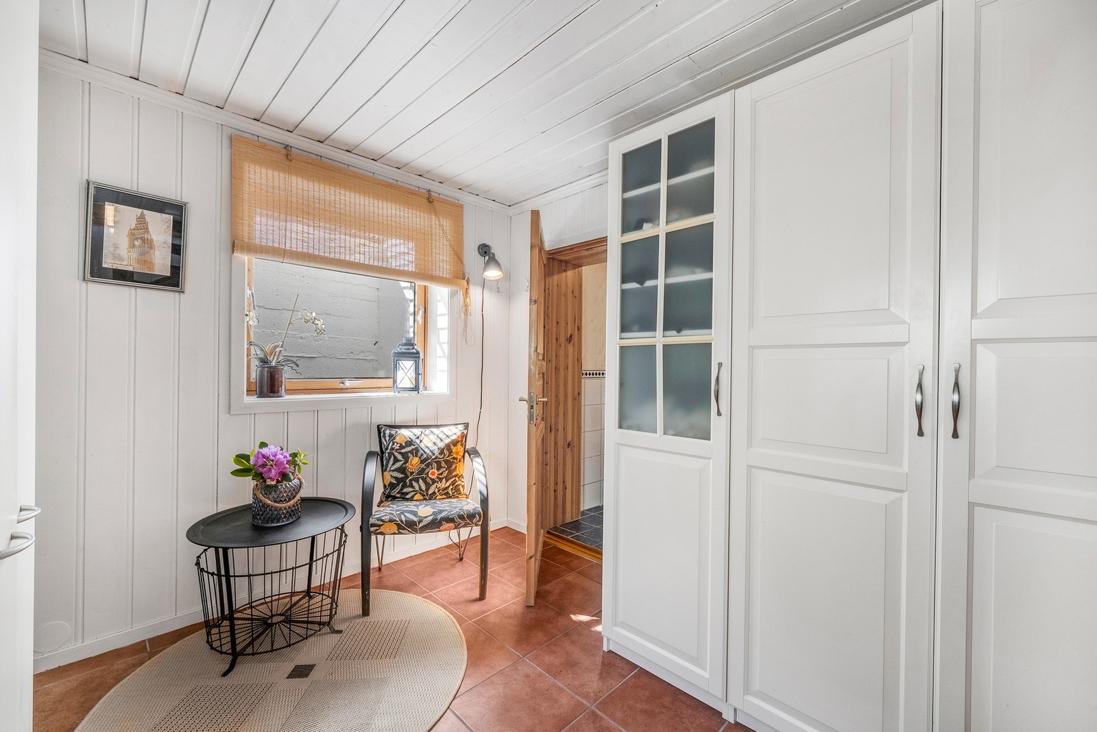 Mye lagringsplass i store garderobeskap. Varmekabler i gulv. Galleribilde