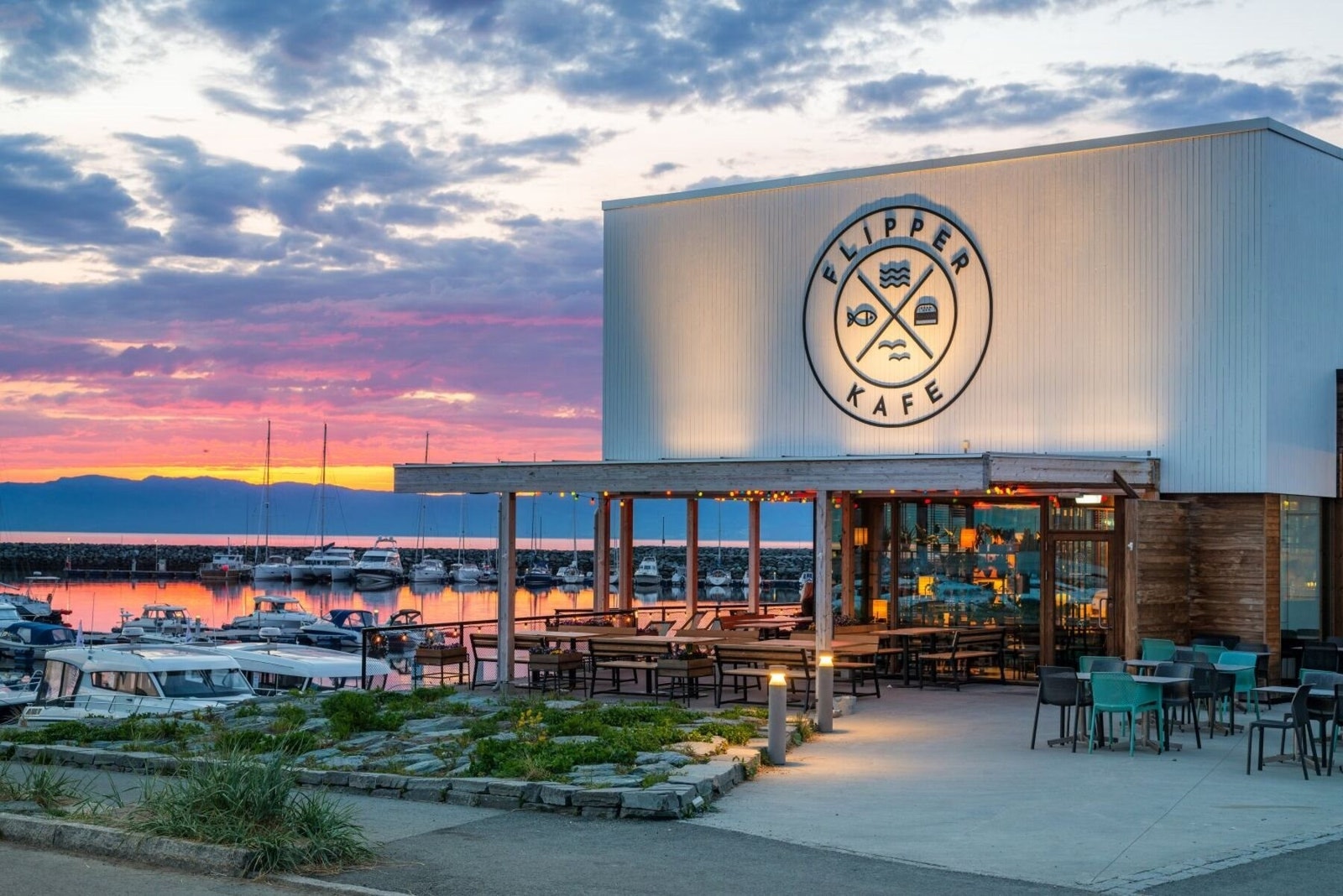 På Grilstad Marina kan man nyte lokale delikatesser på Flipper Kafé.. Galleribilde