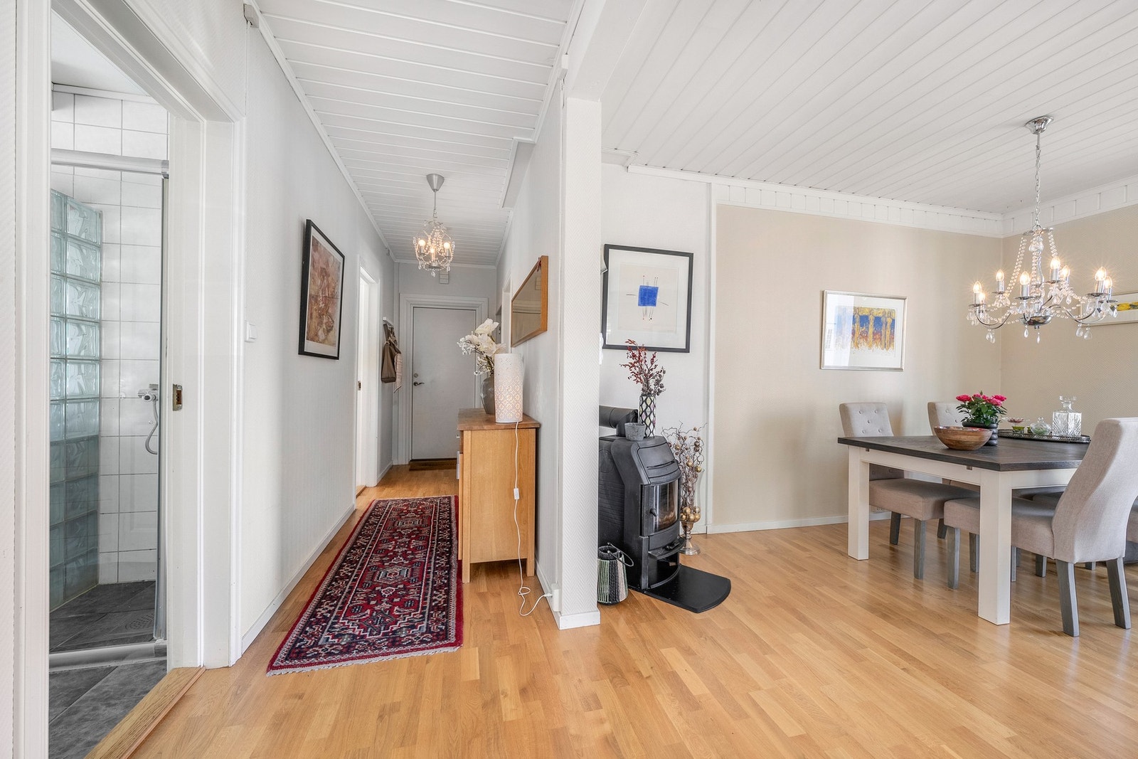 Vedfyring på stue. Galleribilde